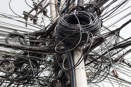 混凝土柱上混乱电线的背景菲律宾电线缆连接无序电源线和电话线安装在杂图片