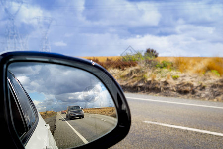 沿新西兰北岛中部沙漠路行驶1号国道前视和车镜后视高地景观和图片