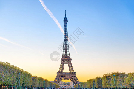 Eiffel铁塔在法国巴黎日落时位于火星公园的ParkChampd图片