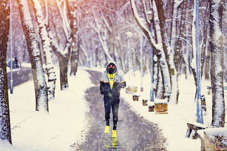 人类在雪地公园和寒冷图片