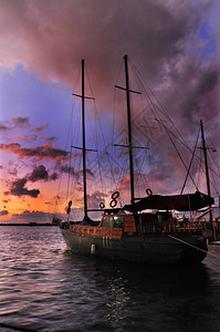 在海边的日落与小船剪影图片