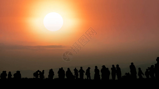 山上有云天和太阳背景的人环形风景图片