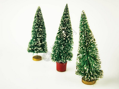 白色背景中的三棵塑料圣诞树图片