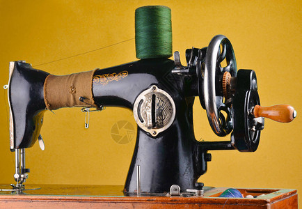 古老的古董缝纫机在薄荷绿图片