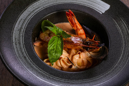 罗勒叶海鲜意大利面图片素材