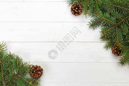 圣诞节背景圣诞圆形树枝和松果在木制白色背景上复制空间平图片