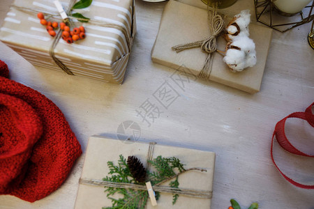古典圣诞礼品盒在棕色纸上赠送图片