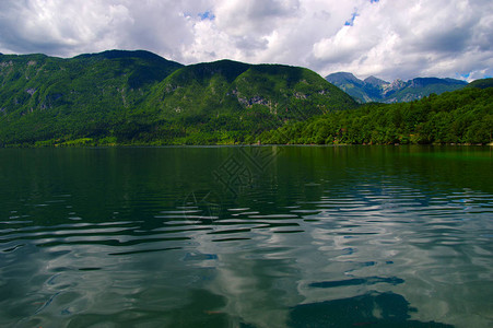 山上湖水清澈图片