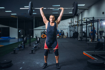 强壮的男举重运动员在健身房硬拉杠铃图片