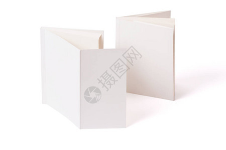 书的正面或背面有双空白页打印产品和演示文稿的模型打开书样机的扉页翻页两个小杂志站在白色的sur图片