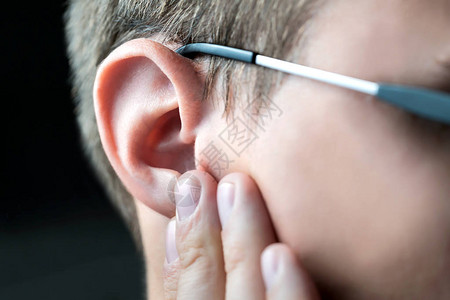 男人用手拿着受伤的耳朵耳痛和疼痛耳道炎或感染听力受损或丧失有耳鸣的年轻人患耳垢瘙痒堵塞或臭图片