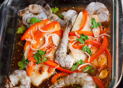 准备健康的海鲜菜用虾和蔬菜烤的罗非鱼片烹饪图片