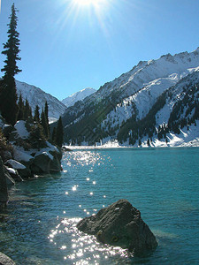 冬季背景下的山中湖背景图片