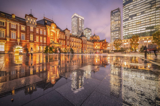 雨夜倒影的东京站图片