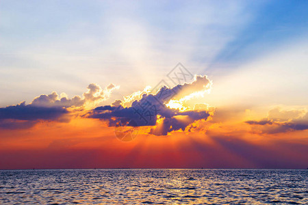 海面上美丽的日落反射在地表水图片