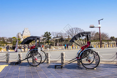 Rickshaw在日蓝天明亮的海风县等待着希伯利亚城堡周围的旅图片