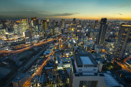 在美丽的暮光天空中城市摩天大楼的图片