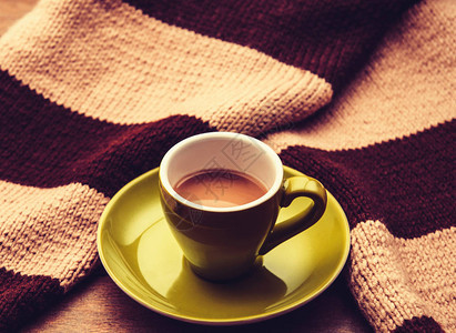 绿色咖啡杯和冬季围巾图片
