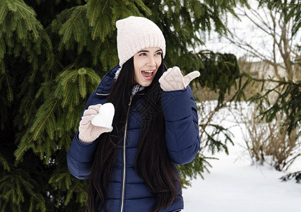 身戴编织帽和手套的年轻女孩在冬季图片
