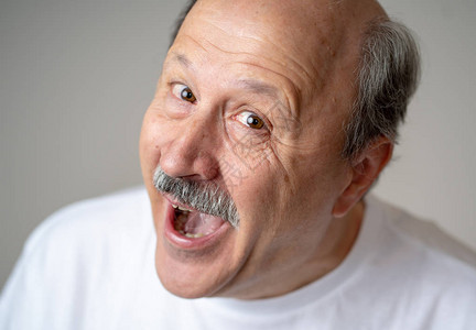 60多岁的老人在中背景中孤立的人类情感和面部表情概念中坦图片素材