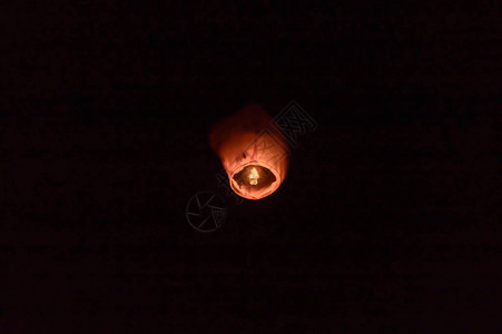 热气球在Diwali节上以孤立的图片