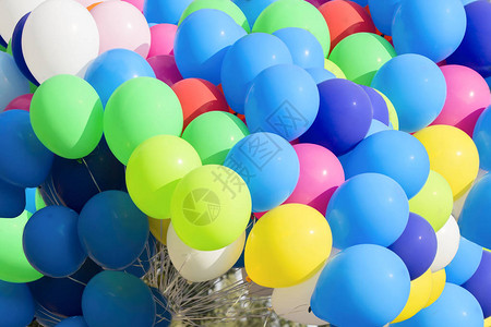 充气球很多五颜六色的球图片