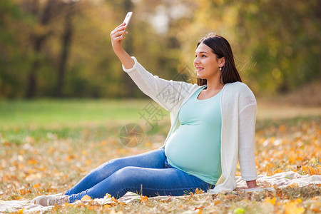 孕妇在公园里放松图片