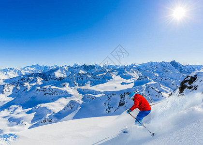 滑雪场在美丽的冬季雪山堡中享有瑞士名山的壮丽景色Matterhorn和DentdHerens前景图片