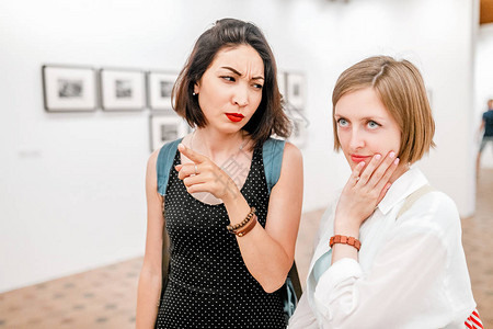 两位女艺术评论家在美术席讨图片