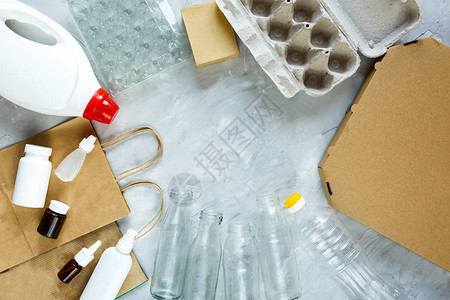 准备回收的不同废物的平铺塑料玻璃纸社会责任生态关怀图片