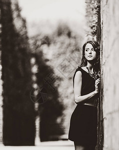 穿着黑色衣服的漂亮女人在佛特弗吉拉斯花园里图像以图片
