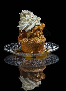 层甜点由苹果蛋糕组成加盐焦糖冰淇淋图片