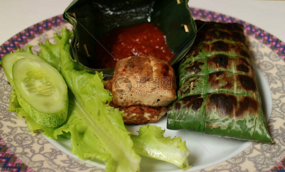 香蕉叶里有印尼烤饭豆腐图片