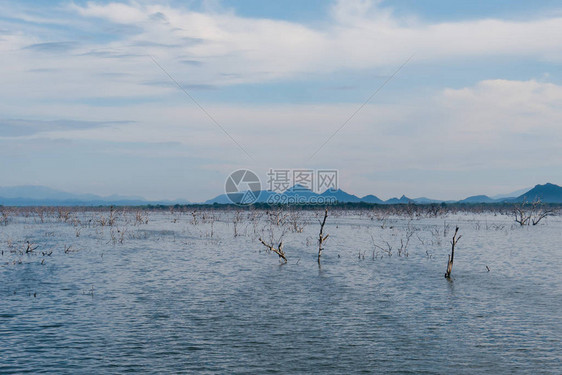 洪水淹没的平原大片被水淹图片