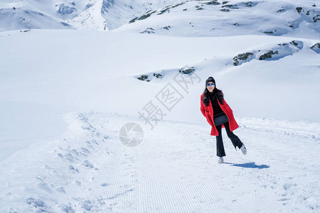 年轻女旅游者看到雪山的美丽景色图片