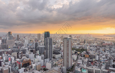 全景日本日落时的大阪市天际线图片