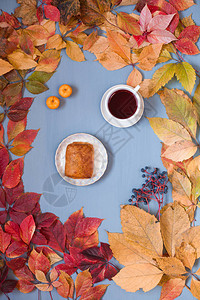 黄秋叶和红秋叶早餐茶含图片