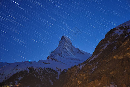 美丽的明星足迹横跨著名的山峰马德霍恩在冬季的夜晚图片