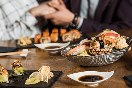 情侣牵手背景下的寿司卷和海鲜图片