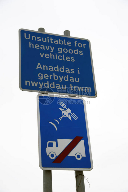 不适合重型货物车辆展示英语和威尔士语的道路上SatNav图片