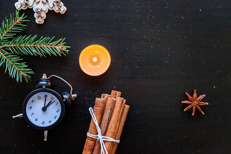 圣诞作文冬季对象时钟蜡烛冷杉树枝深黑色上的小玩意图片