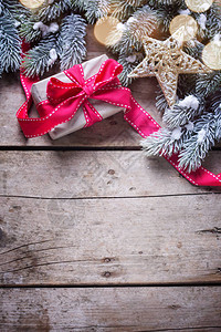 圣诞礼物包装盒星形和冷杉树枝复古木制背景装饰圣诞组成选择焦点文本的地图片