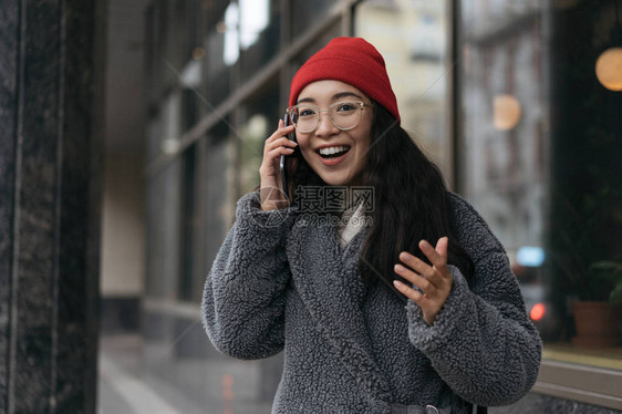 兴奋快乐的韩国女人用手机说话图片