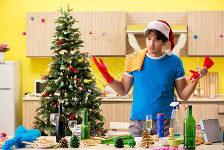 圣诞派对后打扫厨房的年轻人图片