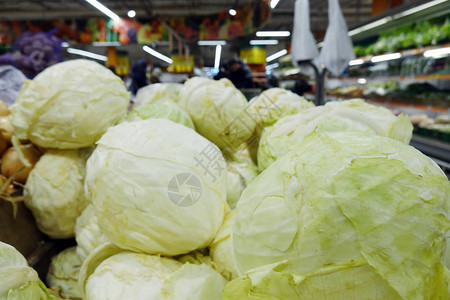 在商店里交易蔬菜在杂货店或市场上的卷心菜篮子里的蔬菜食品店有机食品收成秋天的季节图片