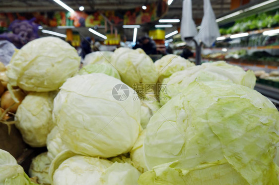 在商店里交易蔬菜在杂货店或市场上的卷心菜篮子里的蔬菜食品店有机食品收成秋天的季节图片