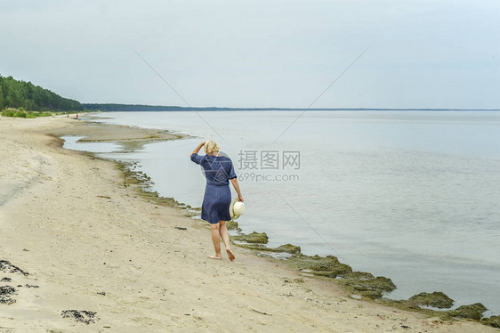 走在海边的快乐女人图片
