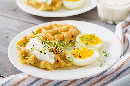 健康早餐或零食土豆华夫饼和煮鸡蛋放在图片
