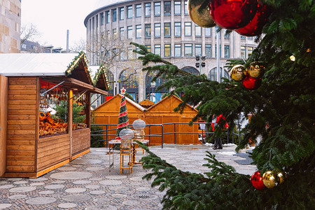 德国柏林冬日威廉皇帝纪念教堂圣诞市场的圣诞树和柜台AdventFair装饰和集市上图片