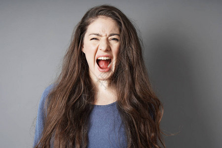 愤怒的歇斯底里的年轻女人尖叫和大喊图片素材